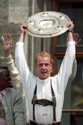 Der FC Bayern München ist deutscher Meister 1996 1997, Mario Basler mit der Meisterschale auf dem Rathausbalkon, li. Samuel Osei Kuffour
