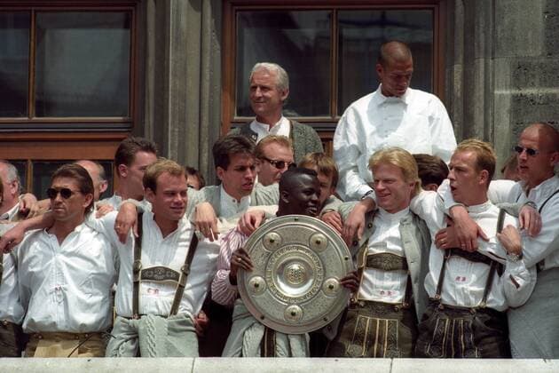 Der FC Bayern München ist deutscher Meister 1996 1997, v.li.: Klaus Augenthaler, Christian Nerlinger, Markus Babbel, Trainer Giovanni Trapattoni, Samuel Osei Kuffour, Christian Ziege (hi.), Oliver Kahn, Mario Basler, Carsten Jancker