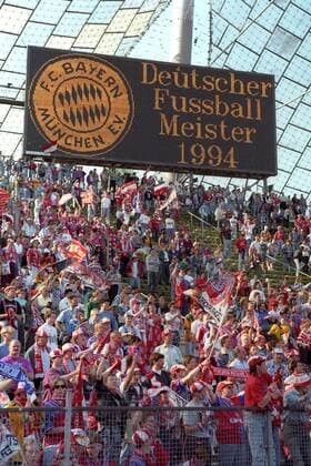 Der FC Bayern München ist deutscher Meister 1993 1994, die Fans unterhalb der Anzeigetafel feiern