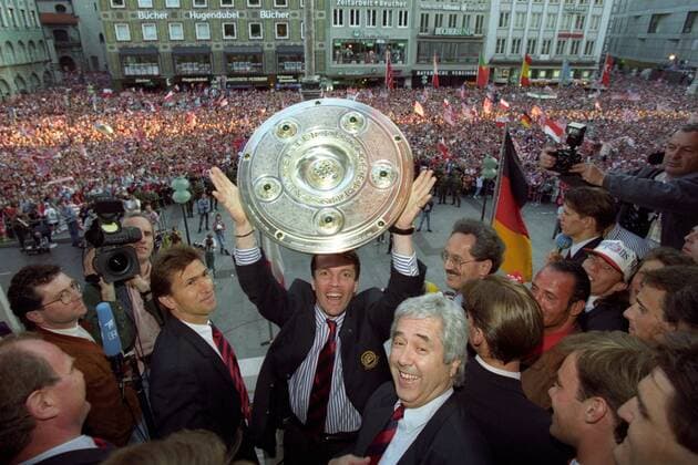 Der FC Bayern München ist deutscher Meister 1993 1994 und feiert mit zahlreichen Fans auf dem Marienplatz, Lothar Matthäus präsentiert die Meisterschale, daneben Klaus Augenthaler, Manager Uli Hoeneß und Oberbürgermeister Christian Ude (SPD)