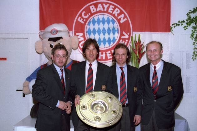 Der FC Bayern München ist deutscher Meister 1993 1994, das Betreuerteam mit der Meisterschale, v.li.: Physiotherapeut Wolfgang Gebhardt, Mannschaftsarzt Dr. Hans Wilhelm Müller Wohlfahrt, Masseur Alfred Binder, Reha Trainer Norbert Hauenstein