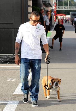 Lewis Hamilton mit seinem Hund Roscoe, Mercedes Grand Prix, formula 1 GP, Spanien in Barcelona 10.05.2013, Lewis Hamilton mit Hund, formula 1 GP, Spanien, RV RACING PRESS