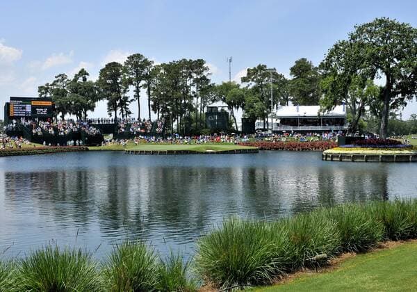 10 May 2013: 17th island hole from the tee box at TPC Sawgrass in Ponte Vedra Beach, Florida. GOLF: MAY 10 PGA Golf Herren - THE PLAYERS Championship - Second Round Icon1305101051 EDITORIAL USE ONLY