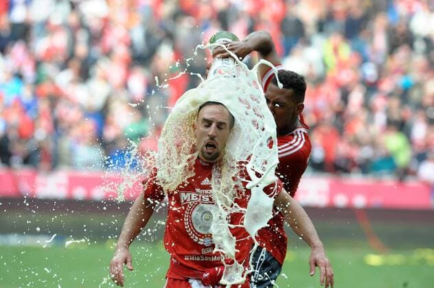 Jerome BOATENG (FC Bayern München) duscht Franck RIBERY (FC Bayern München) mit Weissbier. EP_WSE