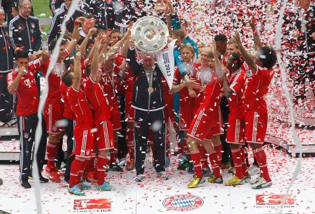Ehrung für 23. Deutsche Fussballmeisterschaft 2013, Spieler des FC Bayern mit Trainer Jupp HEYNCKES (mitte). Fussball, 1.Bundesliga, Saison 2012 2013, 33.Spieltag, FC Bayern München (München) - FC Augsburg, am 11.05.2013 in München A L L I A N Z A R E N A Deutschland.