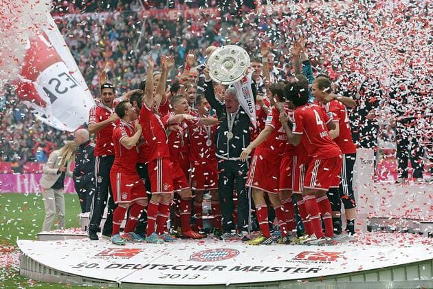 11.05.2013, xovx, 1.Bundesliga, FC Bayern München - FC Augsburg, v.l. Die Spieler des FC Bayern München feiern die 23. Deutsche Meisterschaft mit der Meisterschale, Mitte Trainer Jupp Heynckes (FC Bayern München) mit der Schale., Freisteller.