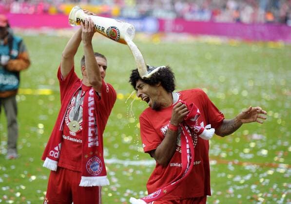 11.05.2013, Fussball 1.Bundesliga 2012 2013, 33.Spieltag, FC Bayern München - FC Augsburg, in der Allianz-Arena München, Bierdusche, v.li: Philipp Lahm (Bayern München), Dante (Bayern München).