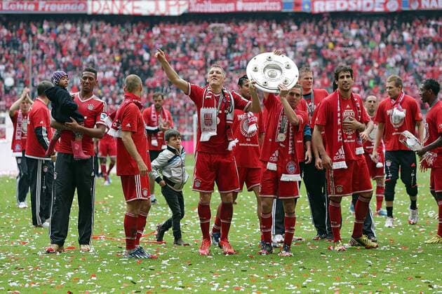 11.05.2013, xovx, 1.Bundesliga, FC Bayern München - FC Augsburg, Die Spieler des FC Bayern München feiern die 23. Deutsche Meisterschaft mit der Meisterschale, Mitte Bastian Schweinsteiger (FC Bayern München), Philipp Lahm (FC Bayern München). Freisteller.