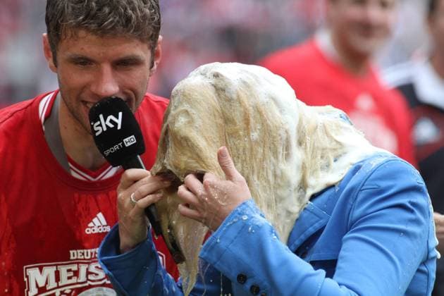 Fußball, FC Bayern München, Deutscher Meister 2013 Moderatorin Jessica Kastrop wird mit Bier übergossen. Thomas Müller (FC Bayern München, hinten ) Fussball Allianz Arena München FC Bayern München - FC Augsburg 11.05.2013