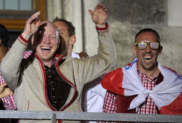 11.05.2013, Fussball 1.Bundesliga 2012 2013, 33.Spieltag, Die Mannschaft des FC Bayern München feiert die Deutsche Meisterschaft auf dem Münchner Rathausbalkon. v.li: Sportdirektor Matthias Sammer (Bayern München) und Franck Ribery (München) feiern und singen.