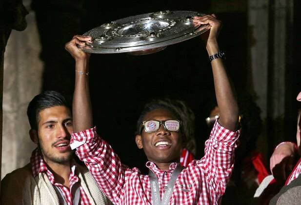 FUSSBALL - DFL, Bayern, Meisterfeier MÜNCHEN,DEUTSCHLAND,11.MAI.13 - DFL, 1. Deutsche Bundesliga, FC Bayern München, Meisterfeier. Bild zeigt den Jubel von David Alaba (Bayern). Keywords: Keywords: Meisterteller, Balkon, Rathaus. 