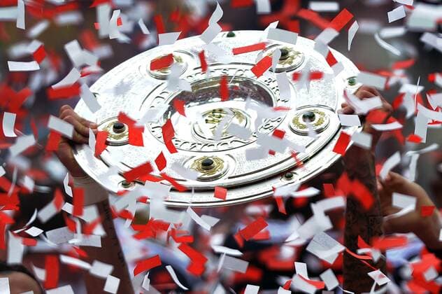allgemein,Symbolfoto,Feature,Randmotiv,Meisterschale,Schale im Konfettiregen,Hände.Siegerehrung. Fussball 1. Bundesliga, 33.Spieltag, FC Bayern München (M)-FC Augsburg (A) 3-0. Deutsche Meisterschaft,Deutscher Meister, Fussballmeister, Meisterschale,Meisterjubel. Liga1,Spieltag33,Saison 2012 13,am 11.05.2013. A L L I A N Z A R E N A.
