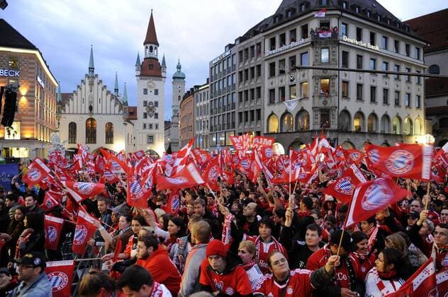 Menschenmassen auf dem Marienplatz, schwenken Fahnen,Flaggen. Meisterfeier FC Bayern München-Rathausbalkon,Marienplatz. Fussball 1. Bundesliga, 33.Spieltag, FC Bayern München (M)-FC Augsburg (A) 3-0. Deutsche Meisterschaft,Deutscher Meister, Fussballmeister,,Meisterjubel. Liga1,Spieltag33,Saison 2012 13,am 11.05.2013. A L L I A N Z A R E N A.