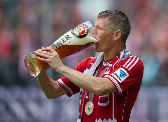 Fussball München 11.05.2013 Saison 2012 2013 1. Bundesliga DFL FC Bayern München - FC Augsburg FC Bayern München ist Deutscher Fussballmeister 2013 Siegerehrung Bastian Schweinsteiger (FC Bayern, No.31) trinkt Bier
