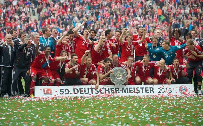 Fussball München 11.05.2013 Saison 2012 2013 1. Bundesliga DFL FC Bayern München - FC Augsburg FC Bayern München ist Deutscher Fussballmeister 2013 Siegerehrung vorne vlnr.: David Alaba (FC Bayern, No.27) Xherdan Shaqiri (FC Bayern, No.11) Anatoliy Tymoshchuk (FC Bayern, No.44) Javier Martinez (FC Bayern, No.08) Frank Ribery (FC Bayern, No.07) Philipp Lahm (FC Bayern, No.21) Bastian Schweinsteiger (FC Bayern, No.31) Arjen Robben (FC Bayern, No.10) Rafinha (FC Bayern, No.13) stehend vlnr.: Jupp Heynckes (FC Bayern, Trainer) Tom Starke Mario Mandzukic (FC Bayern, No.09) Claudio Pizarro (FC Bayern, No.14) Mario Gomez (FC Bayern, No.33) Thomas Müller (FC Bayern, No.25) Toni Kroos (FC Bayern, No.39) Jerome Boateng (FC Bayern, No.17) Manuel Neuer (FC Bayern, No.01) Dante (FC Bayern, No.04)