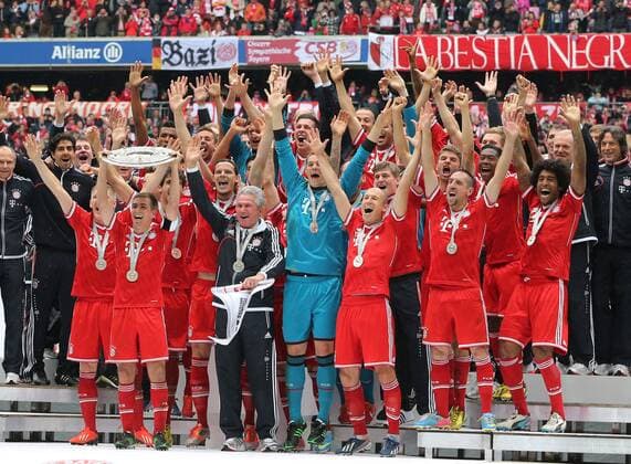 FC Bayern München - Deutscher Fussball Meister 2013 - FC Bayern München, Meister Schale, Ehrung,