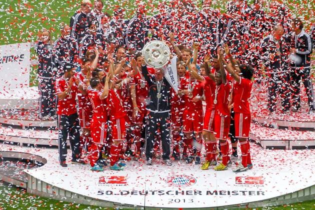 Spieler des FC Bayern und Trainer Jupp HEYNCKES, mit Meisterschale. Ehrung für Deutsche Fussballmeisterschaft 2013 für den FC Bayern nach Spielende. - FC Bayern München - Deutscher Fussball Meister 2013 -