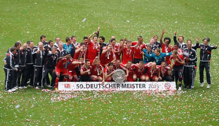 Mannschaftsfoto mit Meisterschale. Ehrung für Deutsche Fussballmeisterschaft 2013 für den FC Bayern nach Spielende. - FC Bayern München - Deutscher Fussball Meister 2013 -