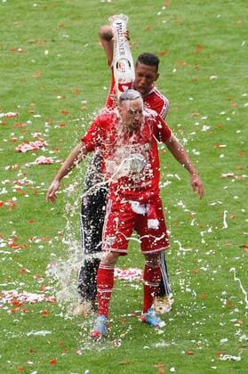 Bierdusche für Franck RIBERY von Jerome BOATENG (hinten). Nach Ehrung für Deutsche Fussballmeisterschaft 2013 für den FC Bayern nach Spielende. - FC Bayern München - Deutscher Fussball Meister 2013 -