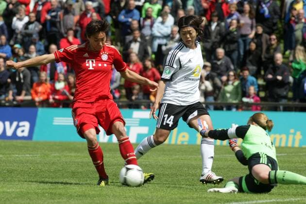 Frauenfußball, Bundesliga, 22. Spieltag: 1. FFC Frankfurt - FC Bayern München am Sonntag (12.05.2013) im Stadion am Brentanobad in Frankfurt am Main. Kozue Ando (1. FFC Frankfurt, Mitte, Niki Cross (FC Bayern München), Torfrau Kathrin Längert (FC Bayern München).