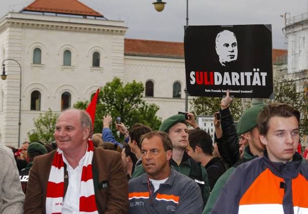 FCB Präsident und Aufsichtsratsvorsitzender Uli HOENESS (FCB) lacht, lächelt, lachend, smile, froh, happy beim Autokorso von Audi vor einem Transparent mit der Aufschrift Sulidaritaet zu seiner Steueraffäre FC Bayern München - - Der FC Bayern ist deutscher Fussballmeister 2013