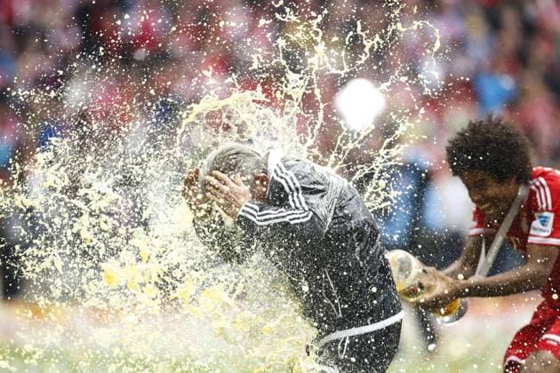 Trainer Cheftrainer Jupp HEYNCKES (FCB) bei einer heftigen Bierdusche , Weissbierdusche von DANTE (FCB Nr.4) Bonfim Costa Santos Jubel, Freude, Emotionen, Feiern, Lachen, jubelt, freuen, r FC Bayern München - - Der FC Bayern ist deutscher Fussballmeister 2013, Siegerehrung, Paulaner