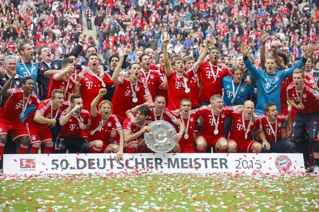 Fußball, FC Bayern München, Deutscher Meister 2013 Javi MARTINEZ, FCB Nr. 8, Frank Ribery (Bayern 7), Philipp Lahm (Bayern 21), Bastian Schweinsteiger (Bayern 31), Arjen ROBBEN, 10 FCB, Manuel NEUER, FC Nr.1 , Luiz GUSTAVO (Bayern 30), DANTE (FCB Nr.4) Bonfim Costa Santos, Jerome BOATENG (Bayern Nr.17), Toni KROOS (FCB Nr.39), Mario Gomez ( Bayern 33 ), Claudio PIZARRO FCB Nr.14, Daniel van Buyten (Bayern 5), Mario MANDZUKIC, FCB Nr.9, Emre CAN FCB Nr.36, Pierre Emil HOJBJERG (Bayern 34), Diego Contento, FCB 26, David ALABA ( Bayern 27 ), Trainer Cheftrainer Jupp HEYNCKES (FCB) Jubel, Freude, Emotionen, Feiern, Lachen, jubelt, freuen, reisst die Arme hoch, ballt die Faust mit Meisterschale an der 50. Meister Bande 2013, lacht, lächelt, lachend, smile, froh, happy FC Bayern München - , Fussball 1. Bundesliga , München, am 11.05.2013 33.Spieltag, Liga1, Spieltag33, Liga01, 1.Liga, Saison1213 , Saison 2012 2013 Feier