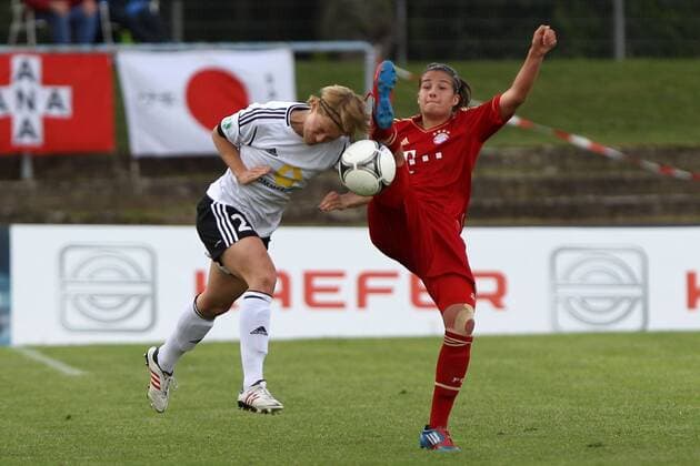 12.05.2013, xfsx, 1.Bundesliga Damen, 1.FFC Frankfurt - FC Bayern München, v.l. Saskia Bartusiak (1. FFC Frankfurt) im Zweikampf, Duell, duel, tackle mit Lena Lotzen (FC Bayern München)