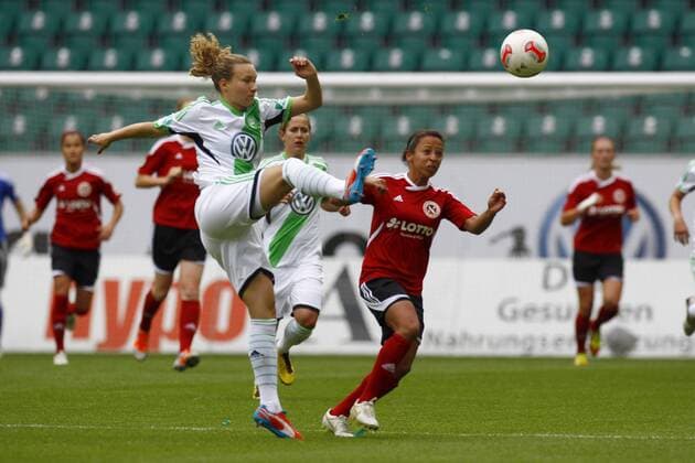 12.05.2013, Volkswagen Arena, Wolfsburg, Frauenfussball Ligaspiel, 1. Liga, VfL Wolfsburg vs SC 07 Bad Neuenahr, im Bild Josephine Henning (27, VfL Wolfsburg, li.) klärt vor Sarah Gregorius (18, SC 07 Bad Neuenahr) GER, 1. FBL, VfL Wolfsburg vs SC 07 Bad Neuenahr