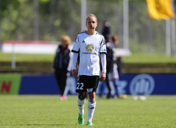 12.05.2013, xtvx, 1.Bundesliga Damen, 1.FFC Frankfurt - FC Bayern München, v.l. Babett Peter (1. FFC Frankfurt) enttäuscht, enttäuscht schauend, dissapointed nach Spielende