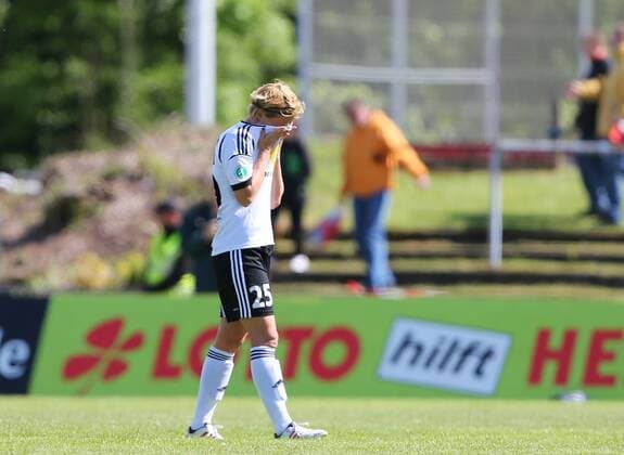 12.05.2013, xtvx, 1.Bundesliga Damen, 1.FFC Frankfurt - FC Bayern München, v.l. Saskia Bartusiak (1. FFC Frankfurt) enttäuscht, enttäuscht schauend, dissapointed