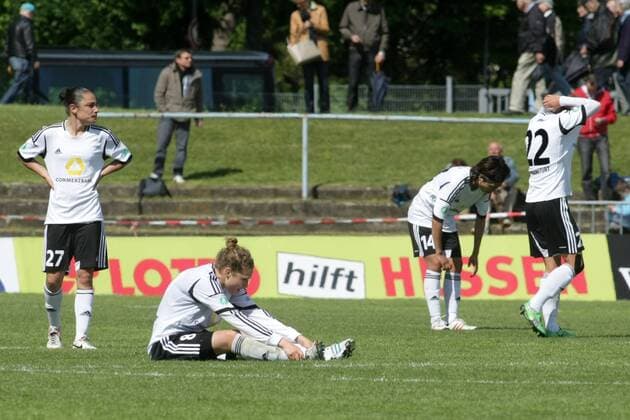 Frauenfußball, Bundesliga, 22. Spieltag: 1. FFC Frankfurt - FC Bayern München am Sonntag (12.05.2013) im Stadion am Brentanobad in Frankfurt am Main. Frankfurts Spielerinnen enttäuscht nach Spielschluss.