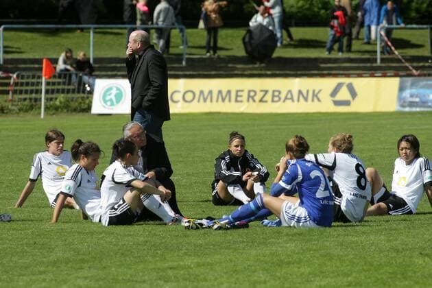 Frauenfußball, Bundesliga, 22. Spieltag: 1. FFC Frankfurt - FC Bayern München am Sonntag (12.05.2013) im Stadion am Brentanobad in Frankfurt am Main. Frankfurts Spielerinnen enttäuscht nach Spielschluss. Hinten Manager Siegfried Dietrich (1. FFC Frankfurt).