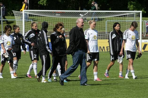 Frauenfußball, Bundesliga, 22. Spieltag: 1. FFC Frankfurt - FC Bayern München am Sonntag (12.05.2013) im Stadion am Brentanobad in Frankfurt am Main. Frankfurts Spielerinnen enttäuscht nach Spielschluss. Mitte Manager Siegfried Dietrich (1. FFC Frankfurt).