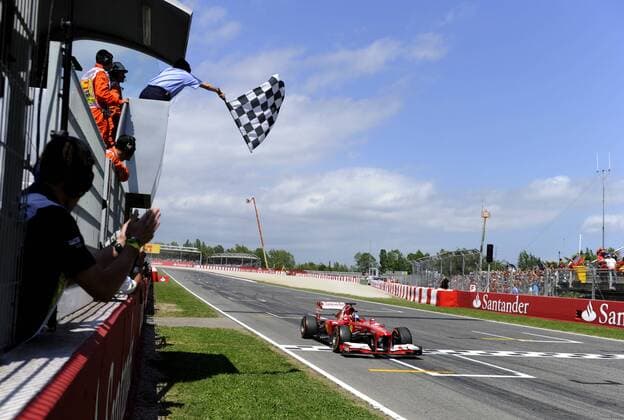 Motorsports: FIA Formula One World Championship 2013, Grand Prix of Spain, 3 Fernando Alonso (ESP, Scuderia Ferrari), Finish Flag Finish Flagge xHOCHxZWEIx