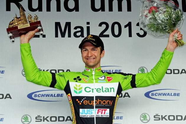 Sebastien DELFOSSE ( mi. BEL Crelan - Euphony ) gewinnt den rheinischen Radsportklassiker - Siegerehrung - Jubel - Freude - Emotionen - Aktion - quer - Event: Rund um Köln 2013 - Hückeswagen nach Köln Rheinauhafen 192.6 km - Location: Deutschland - Europa - Datum: 12.05.2013