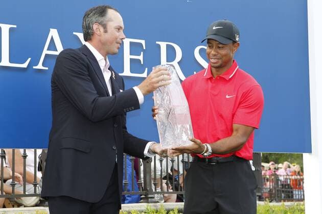 12 May 2013: Last years champion Matt Kuchar presents the trophy to Tiger Woods to the stage after the final round of The Players Championship at TPC Sawgrass in Ponte Vedra Beach, FL. GOLF: MAY 12 PGA Golf Herren - THE PLAYERS Championship - Final Round Icon23154878 EDITORIAL USE ONLY