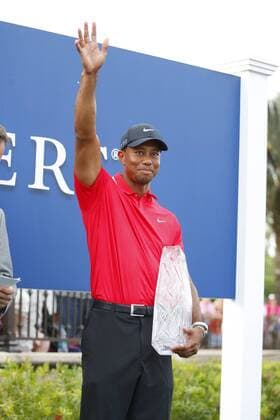 12 May 2013: Tiger Woods waves to the crowd with the trophy in hand after the final round of The Players Championship at TPC Sawgrass in Ponte Vedra Beach, FL. GOLF: MAY 12 PGA Golf Herren - THE PLAYERS Championship - Final Round Icon23154768 EDITORIAL USE ONLY