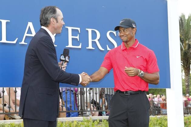 12 May 2013: Last years champion Matt Kuchar welcomes Tiger Woods to the stage after the final round of The Players Championship at TPC Sawgrass in Ponte Vedra Beach, FL. GOLF: MAY 12 PGA Golf Herren - THE PLAYERS Championship - Final Round Icon23154883 EDITORIAL USE ONLY