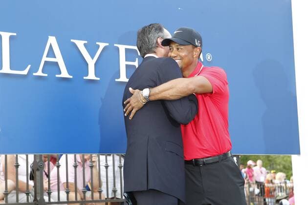 12 May 2013: Last years champion Matt Kuchar welcomes Tiger Woods to the stage after the final round of The Players Championship at TPC Sawgrass in Ponte Vedra Beach, FL. GOLF: MAY 12 PGA Golf Herren - THE PLAYERS Championship - Final Round Icon23154888 EDITORIAL USE ONLY