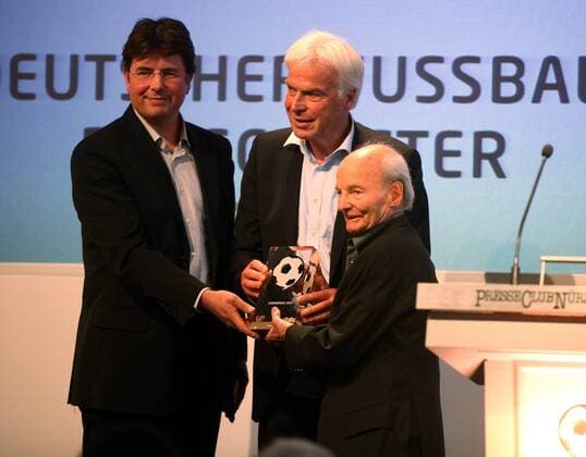 13.05.2013 - Fussball - Deutscher Fussball Botschafter 2013 - JüRa - Rainer Holzschuh (Herausgeber Kicker Sportmagazin) und Roland Bischof ehren Dettmar Cramer