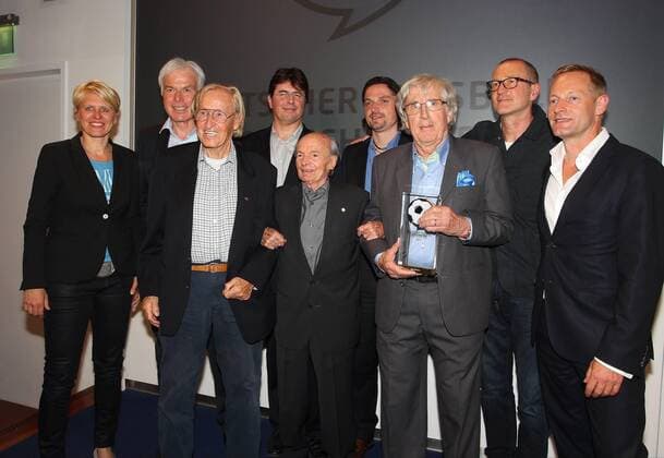 13.05.2013 - Fussball - Deutscher Fussball Botschafter 2013 - JüRa - Gruppenfoto - Doris Fitschen, Rainer Holzschuh (Herausgeber Kicker Sportmagazin), Rudi Gutendorf, Roland Bischof, Dettmar Cramer, ???, Holger Obermann, Peter Lohmeyer, und Dr. Norbert Taubken (Agentur) v.l.n.r.