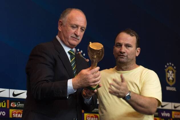 Luis Felipe Scolari bekommt während einer Pressekonferenz der Selecao im Hotel Sofitel eine Nachbildung des alten WM Pokals überreicht. Rio de Janeiro RJ, Brasil 14 05 2013. x(11)xCelsoxPupox xFotoarenax  (16288)