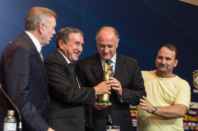 Carlos Alberto Parreira, Jose Maria Marin und Luis Felipe Scolari bekommen während einer Pressekonferenz der Selecao im Hotel Sofitel eine Nachbildung des alten WM Pokals überreicht. Rio de Janeiro RJ, Brasil 14 05 2013. x(11)xCelsoxPupox xFotoarenax  (16288)
