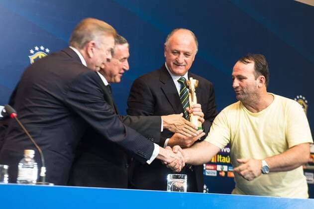 Carlos Alberto Parreira, Jose Maria Marin und Luis Felipe Scolari bekommen während einer Pressekonferenz der Selecao im Hotel Sofitel eine Nachbildung des alten WM Pokals überreicht. Rio de Janeiro RJ, Brasil 14 05 2013. x(11)xCelsoxPupox xFotoarenax  (16288)