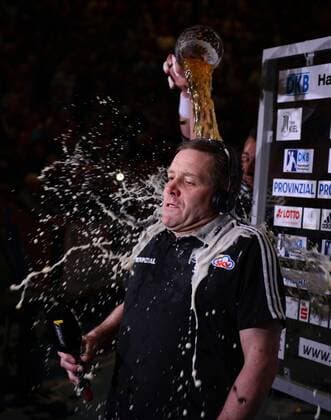 Kiel, 14. Mai 2013 - Sport, Handball, 1. Bundesliga, Saison 2012 2013, THW Kiel - Rhein-Neckar Löwen: Alfred Gislason (Trainer THW Kiel) wird während des Interviews mit dem Fernsehsender Sport1 mit einer Bierdusche von Filip Jicha (THW Kiel hinten) überrascht