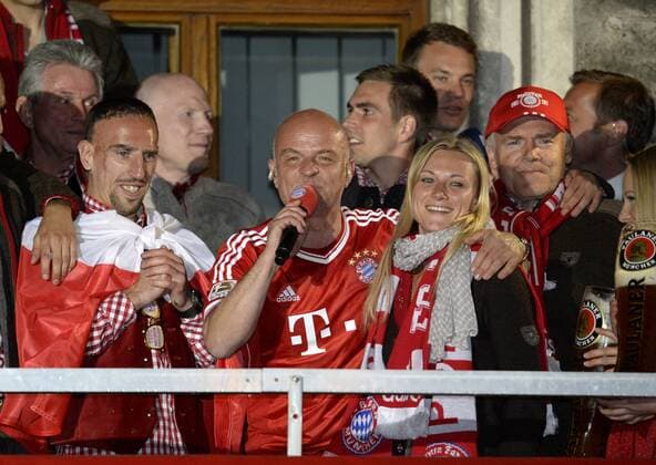 11.05.2013, Fussball 1.Bundesliga 2012 2013, 33.Spieltag, Die Mannschaft des FC Bayern München feiert die Deutsche Meisterschaft auf dem Münchner Rathausbalkon. Teammanagerin Kathleen Krüger wird von Stadionsprecher Stefan Lehmann (beide Bayern München) gelobt.