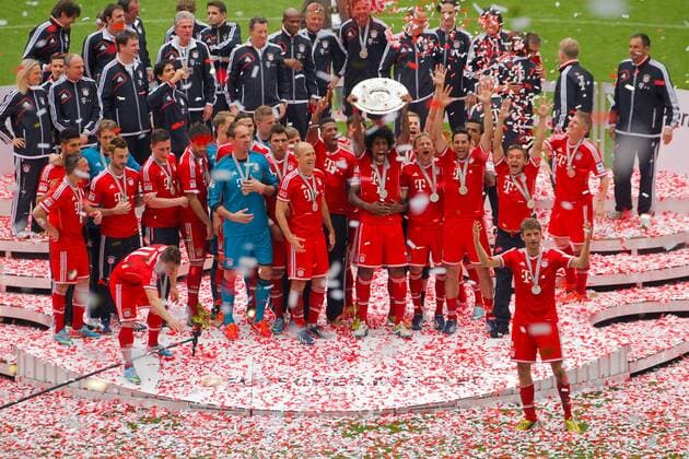 Mannschaft um Daniel VAN BUYTEN mit Meisterschale. Ehrung für Deutsche Fussballmeisterschaft 2013 für den FC Bayern nach Spielende. Fussballmeisterschaft 2013, Spieler des FC Bayern, DANTE Bonfim mit Meisterschale. Ehrung für Deutsche Fussballmeisterschaft 2013 für den FC Bayern nach Spielende. Fussball, 1.Bundesliga, Saison 2012 2013, 33.Spieltag, FC Bayern München - FC Augsburg, am 11.05.2013 in München A L L I A N Z A R E N A Deutschland.