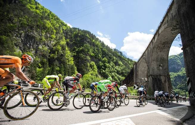 15.05.2013, Tarvis, ITA, Giro d Italia 2013, 11. Etappe, Tarvis nach Vajont, im Bild Feature Talfahrt des Peloton EP_Gro