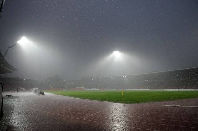Fußball, Stadiongeschichte KSV Hessen-Kassel Spielunterbrechung wegen Gewitter starkem Regen, Totale, Uebersicht EP_Sippel